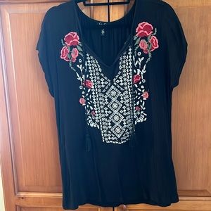 Jessica Simpson 1X black tunic with beautiful design